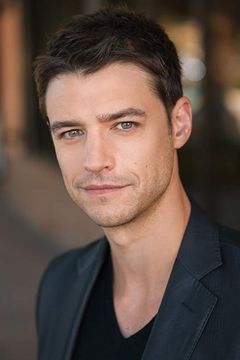 Joshua Snyder interpreta Trey Bryan