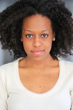 Devyn A. Tyler interpreta Helen Farmer