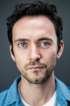 George Blagden interpreta Louis XIV