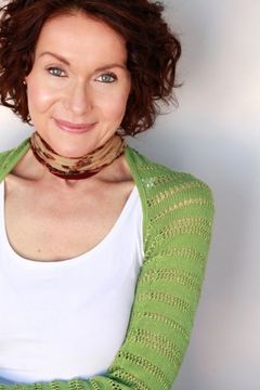 Maura M. Knowles interpreta Young Woman #2