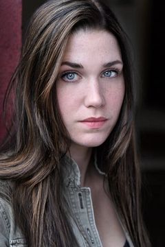 Katie Adkins interpreta Girl in Locker Room #2