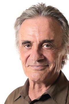 Terry Kiser interpreta Dave Pierce