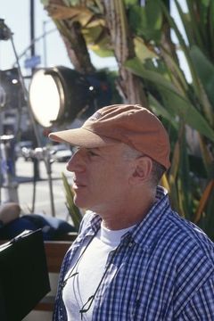 Sam Weisman interpreta Colson