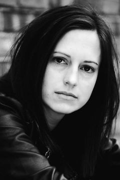 Alyx Libby interpreta Hot Tub Chick (uncredited)