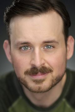 Erik Gow interpreta Chad