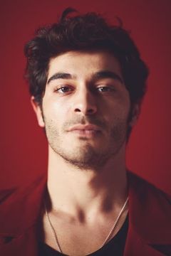 Burak Deniz interpreta Asaf