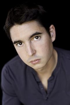 Colton James interpreta Edward Baines