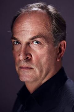 Herbert Knaup interpreta Uhrmachermeister Zifferle