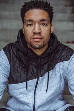 Shayn Walker interpreta Volunteer