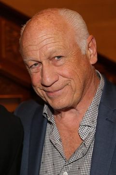 Joey Travolta interpreta Giolito