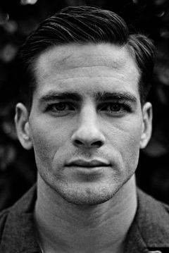 Zach Shields interpreta Fighter Pilot (uncredited)