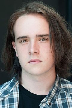 Mackenzie Proll interpreta Young Bully #1
