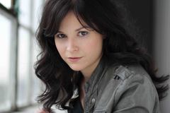 Lori Prince interpreta Additional Voices (voice)