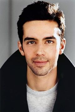 Michael Carbonaro interpreta Club Kid (uncredited)