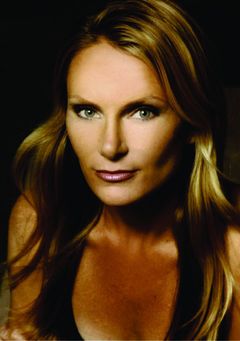 Kimberly Evan interpreta Red Carpet Woman