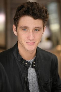 Austin Autry interpreta Riley Blake