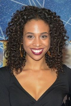 Jennifer Lotsi interpreta Leslie