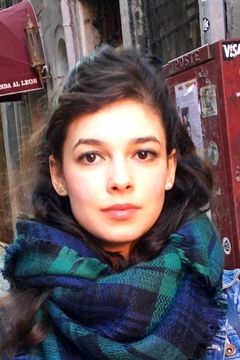 Natalie Stephany Aguilar interpreta Lesbian Kisser