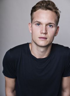 Seb Carrington interpreta Junior Crew Member