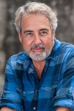 Gregory Dean Tompkins interpreta Lewis Barnes