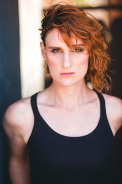 Meghan Allen interpreta Immigration Officer