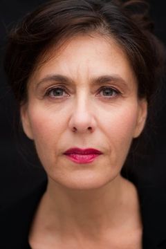 Valérie Zarrouk interpreta Dominique's Wife