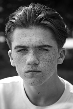 Harvey Scrimshaw interpreta Caleb