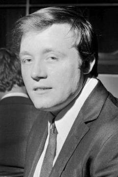 John Bindon interpreta Recruiting Soldier