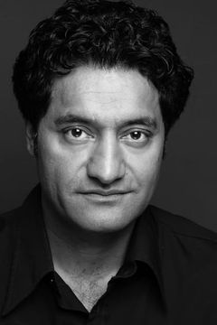 Narinder Samra interpreta Dr. Hackler