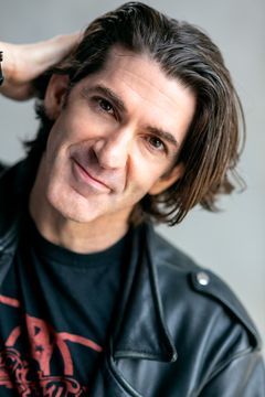 Timothy Davis interpreta Tim
