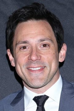 Steve Kazee interpreta Gus Pfender