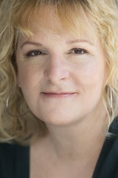 Aline Pinsonneault interpreta France (voice)