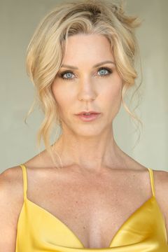Katie O’Grady interpreta Officer (voice)