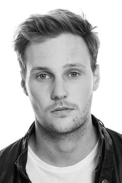 Jordan Patrick Smith interpreta Cliff