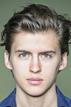 Dempsey Bryk interpreta Derek
