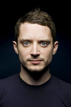 Elijah Wood interpreta Stu Simmons