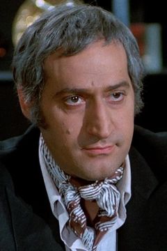Teodoro Corrà interpreta Gun Seller