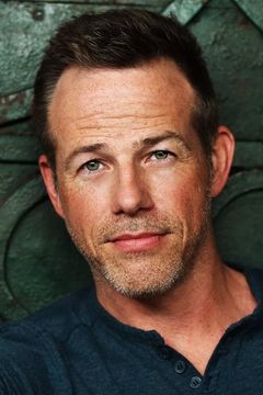 Gary Weeks interpreta Neil Brown