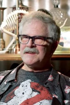 Mark Bryan Wilson interpreta Slimer (uncredited)