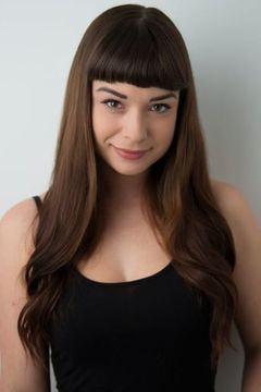 Laura Hokstad interpreta Receptionist