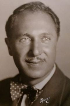 Armand Kaliz interpreta Louis the Headwaiter (uncredited)