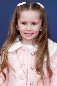 Grace Delaney interpreta Ella