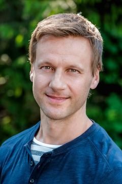Jason Cermak interpreta Luke