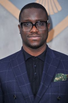 Femi Oguns interpreta Room Service Waiter