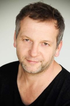 Scott Wills interpreta McGowan (uncredited)
