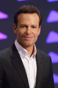 Mark Thompson interpreta Newsroom Reporter