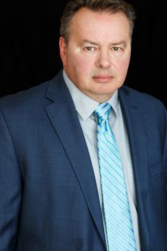 George R. Sheffey interpreta Dr. William Kincaid