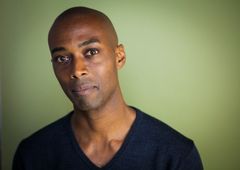 Geoffrey Antoine interpreta Warfield Police Officer