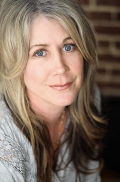 Joanna Daniels interpreta Former Girlfriend (uncredited)