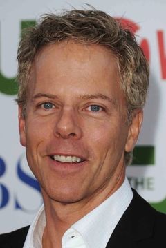 Greg Germann interpreta Tom Koracick